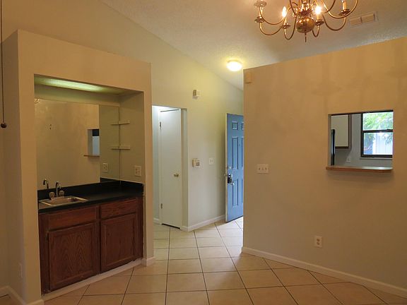 Dining room area with wet bar