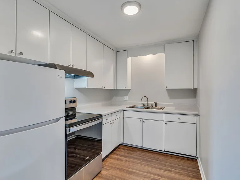 Executive House Apartments — Photo 10