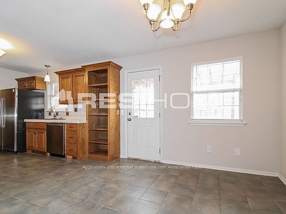 5th image of 2322 N Lincoln Ave