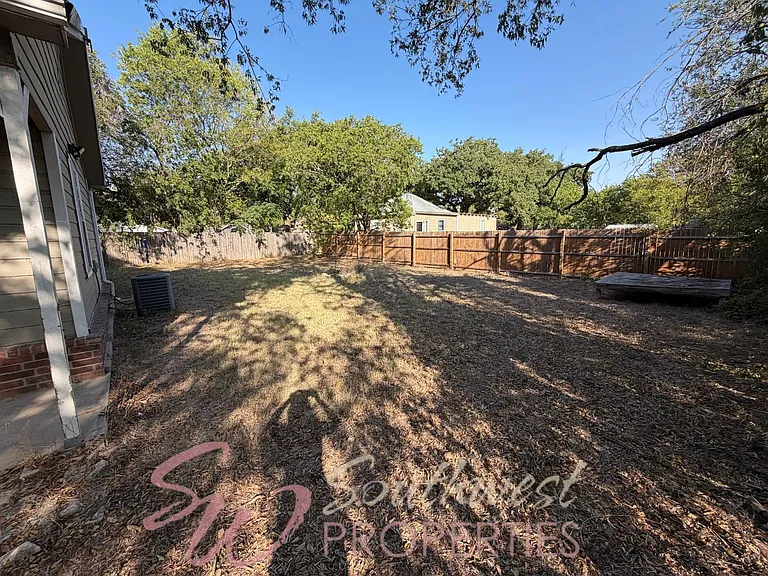 979 W Pecan St — Photo 24