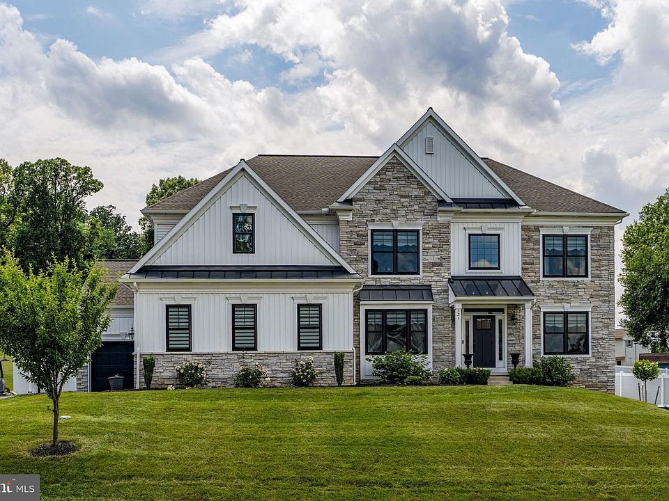 1st image of 331 Cardinal Ct