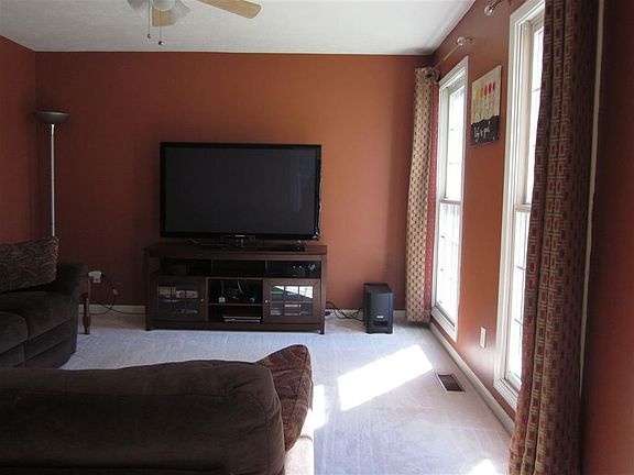 4th image of 16 Ferndale Dr
