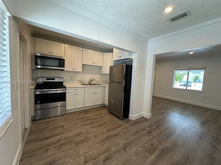1737 Liberty St #10 — Photo 2