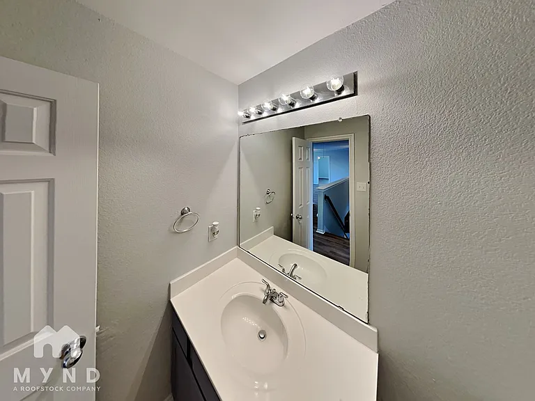 307 Susan Way — Photo 32
