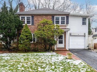 36 South Ct, Roslyn Heights, NY 11577