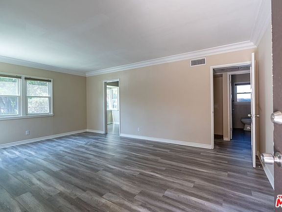 3rd image of 10937 Moorpark St