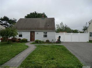 128 Balsam Ln, Levittown, NY 11756