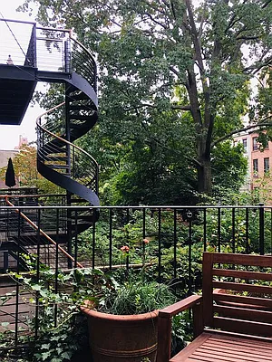 Sold by Manhattan Boutique Real Estate | media 27