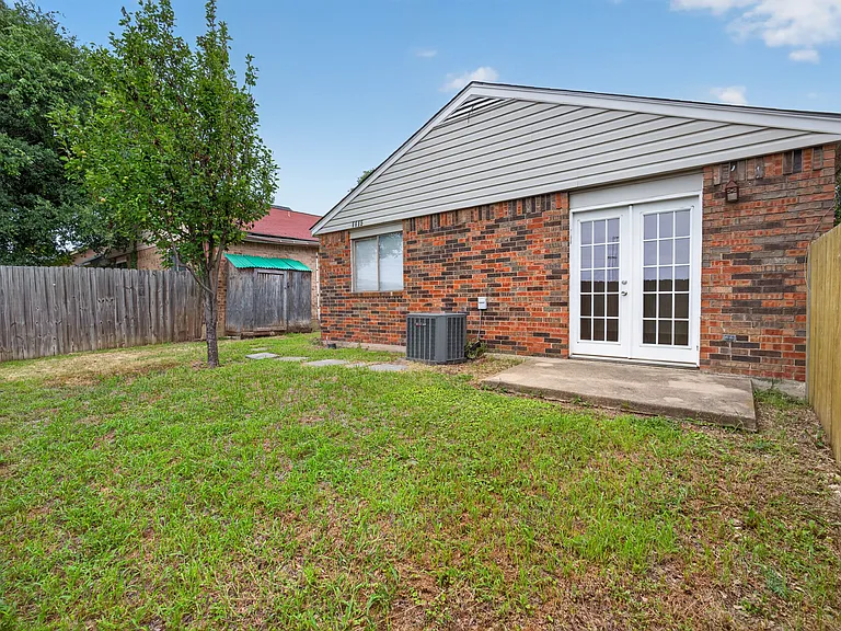 1115 Lombard Ln — Photo 13