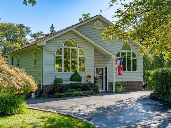 9 Lakeview Drive, Kings Park, NY 11754