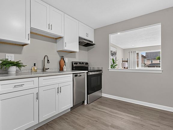 5th image of 924 Main St APT 23