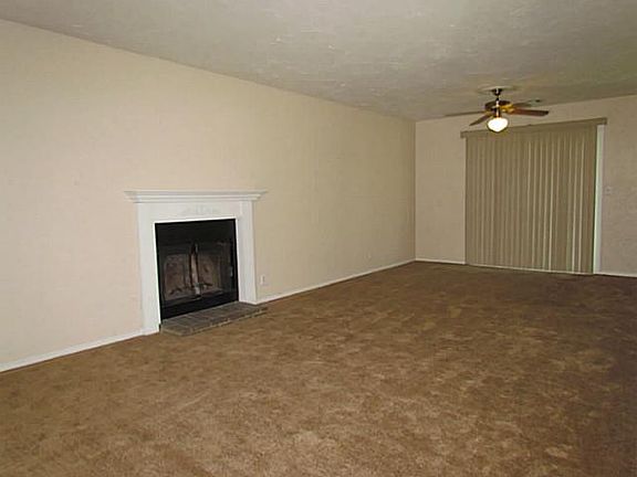 3rd image of 416 E Meadow Court Ln