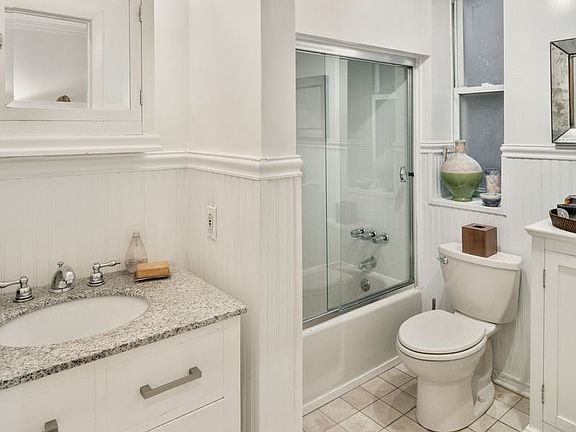 4th image of 223 E 50th St APT 2B