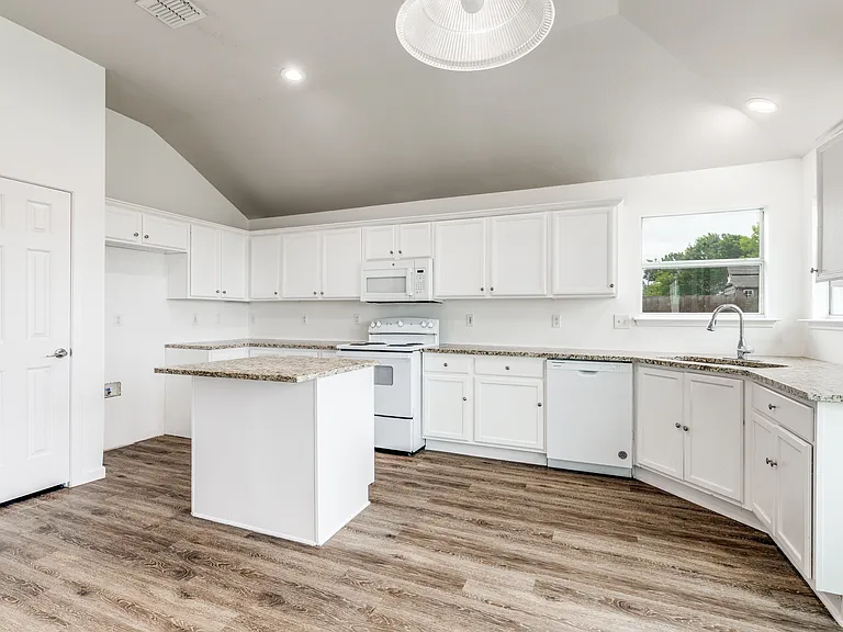 311 Charleston Dr — Photo 7