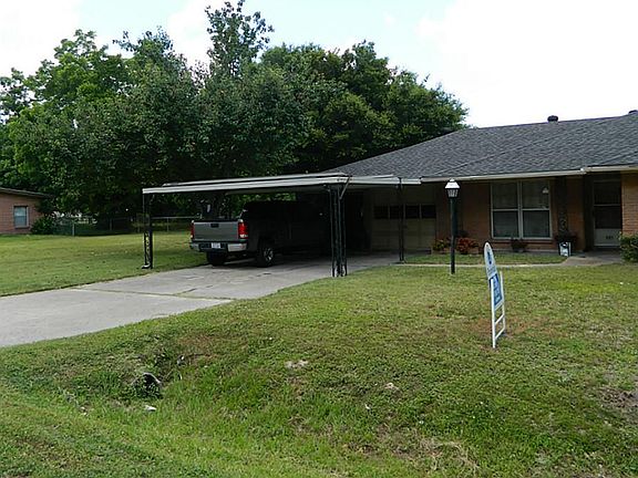 4th image of 621 Candler Dr