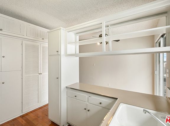3rd image of 941 N San Vicente Blvd #11