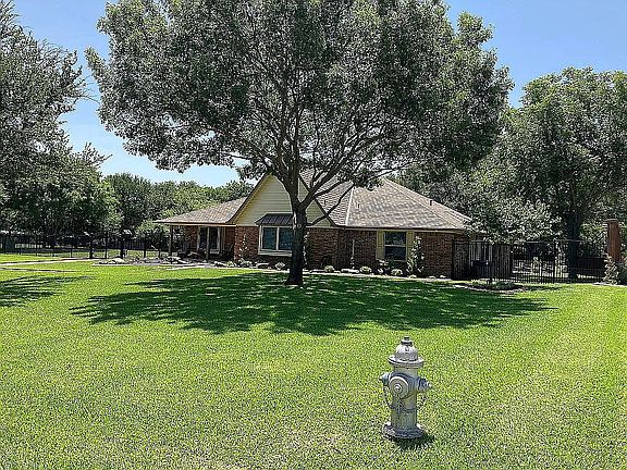 3rd image of 1098 Holly Ln