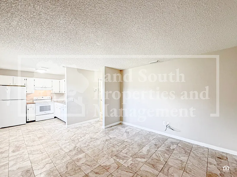 2 bed, 1.0 bath, 800 sqft, $1,200 — Photo 2
