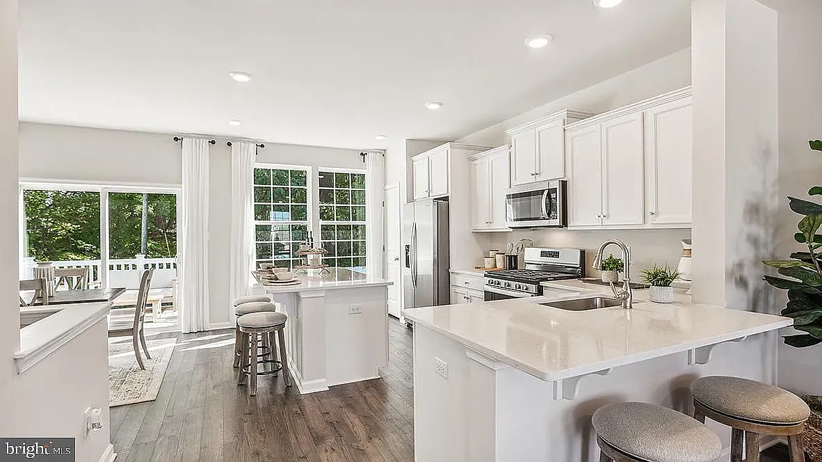 3 bed, 2.5 bath, 2208 sqft, $3,400 — Photo 3