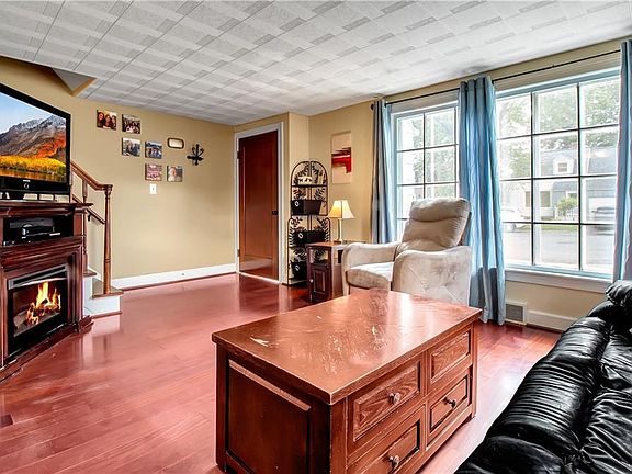 4th image of 475 Walton Dr