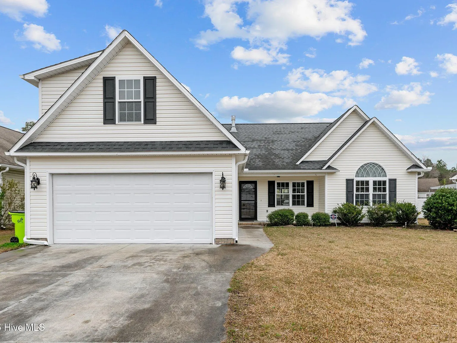 3 bed, 3.0 bath, 1900 sqft, $2,100 — Photo 1