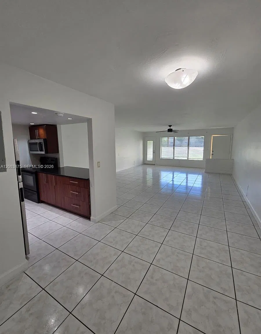 Sutton House Condo — Photo 3