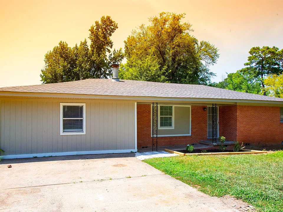 208 Greencrest Dr