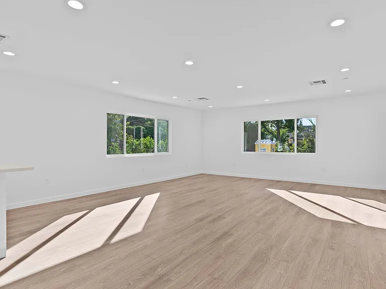 6842 Cedros Ave — Photo 12