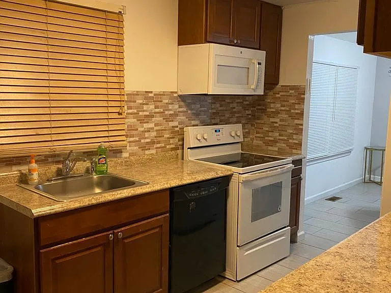328 Jersey Ave — Photo 10