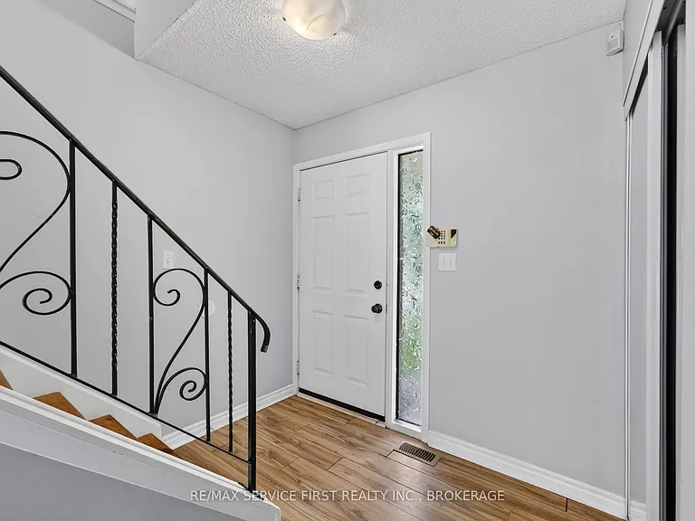 877 Muirfield Cres — Photo 6