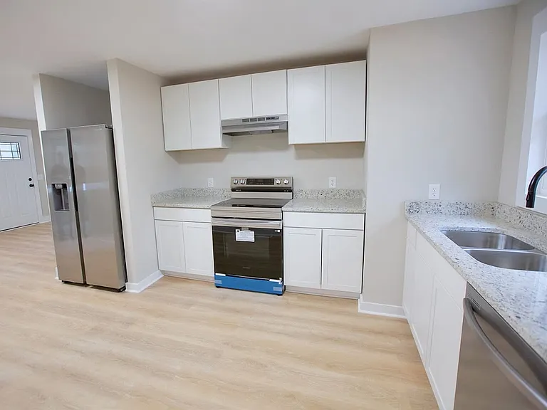 213 Pineview Dr — Photo 2