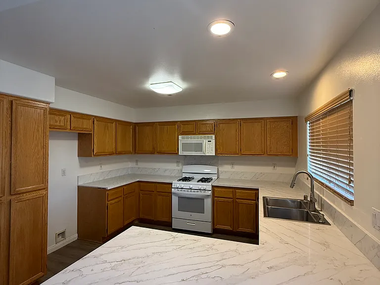 13746 Gateway View Dr — Photo 6