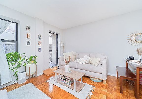 5th image of 337 W 43rd St APT 4C