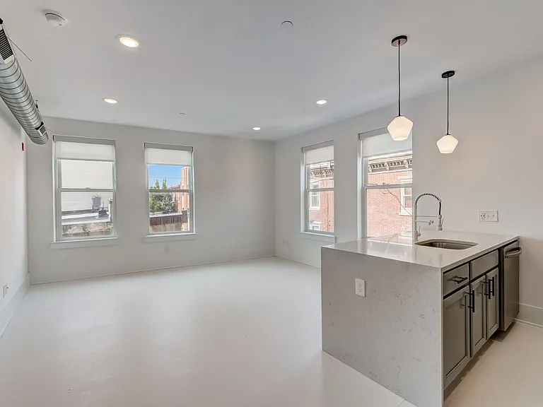 2046 N Front St — Photo 31