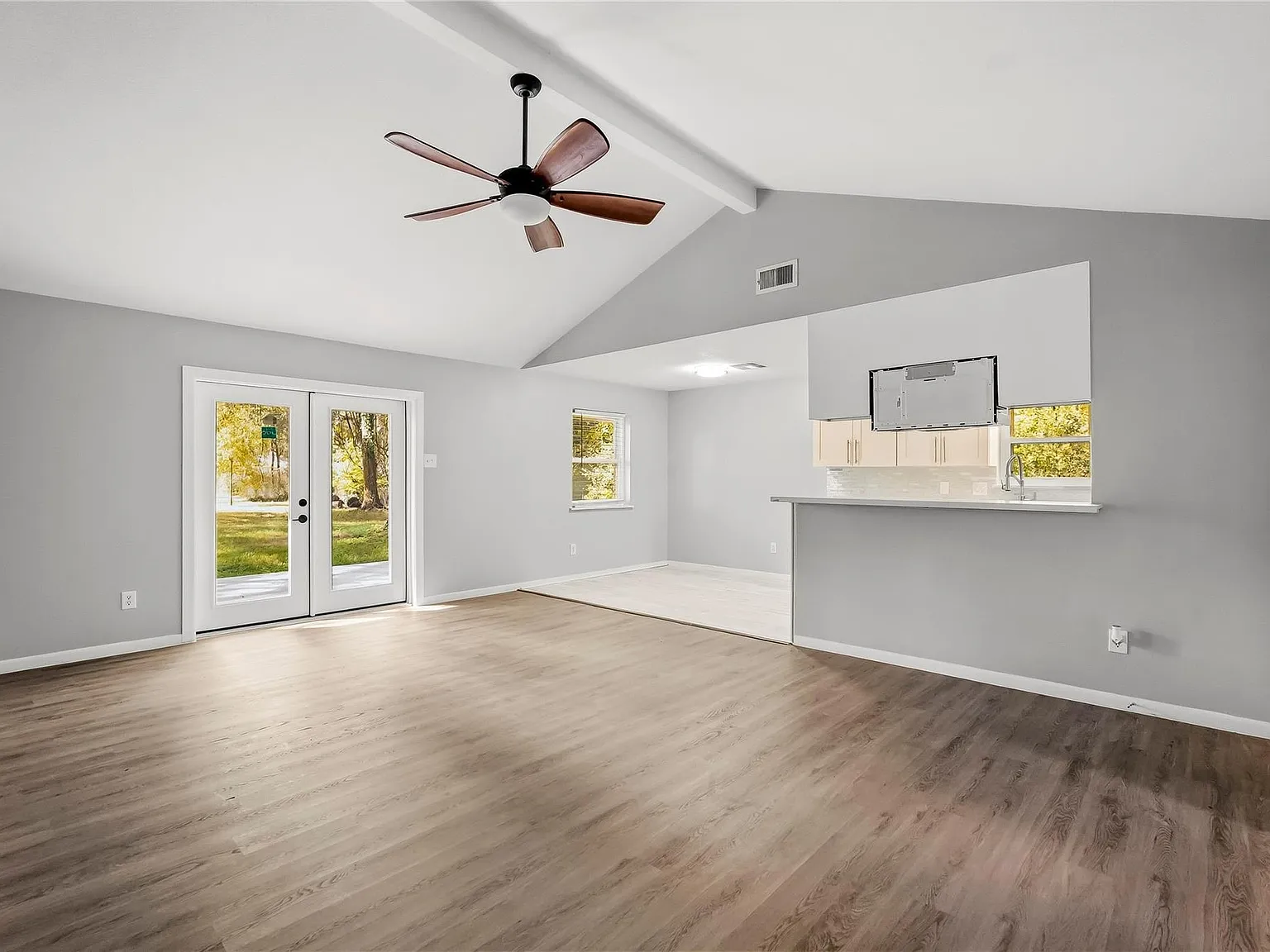 4 bed, 2.0 bath, 2100 sqft, $2,800 — Photo 3