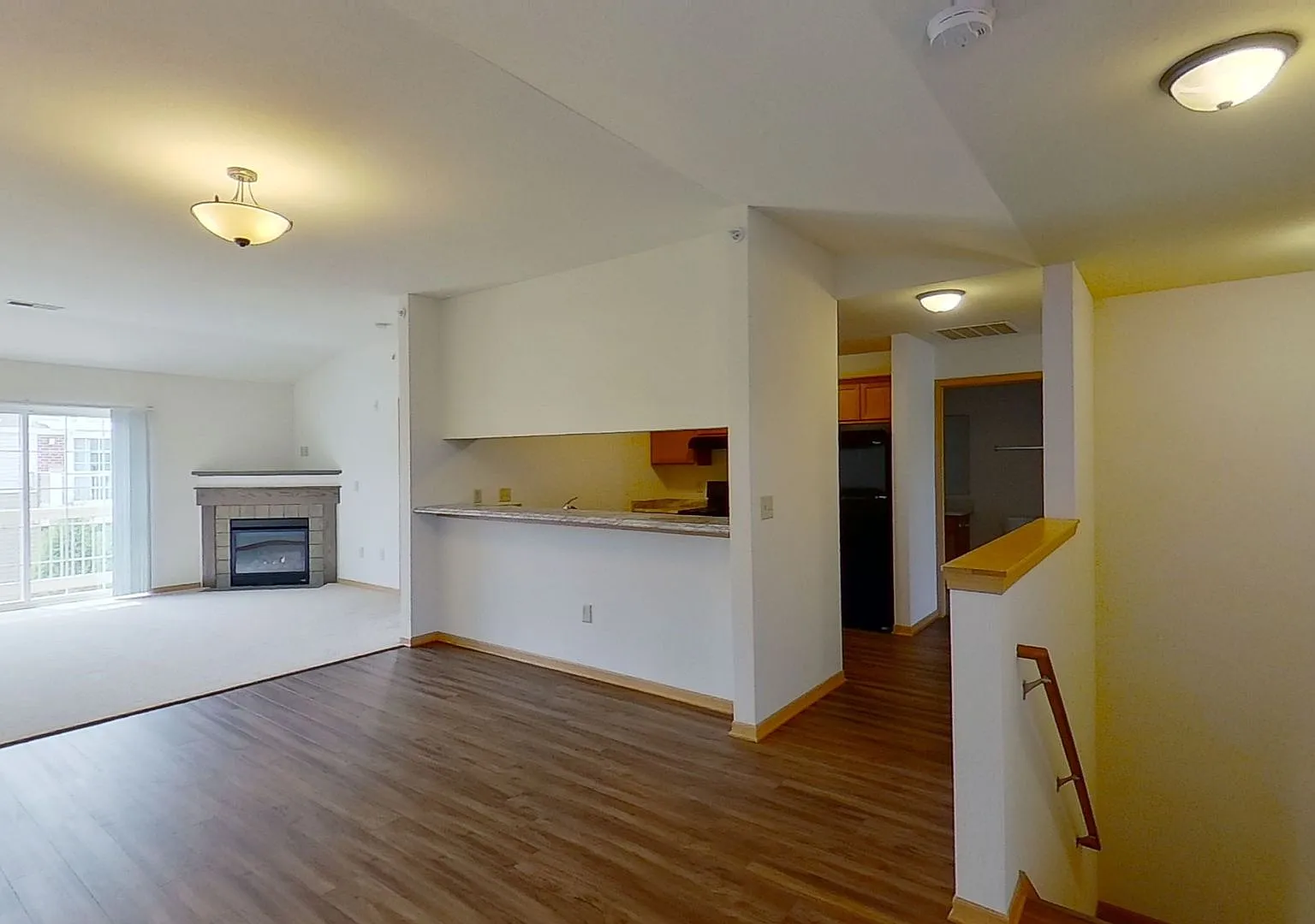 Condo Style Upper 2 Bedroom 1 Bathroom Apartment — Photo 4