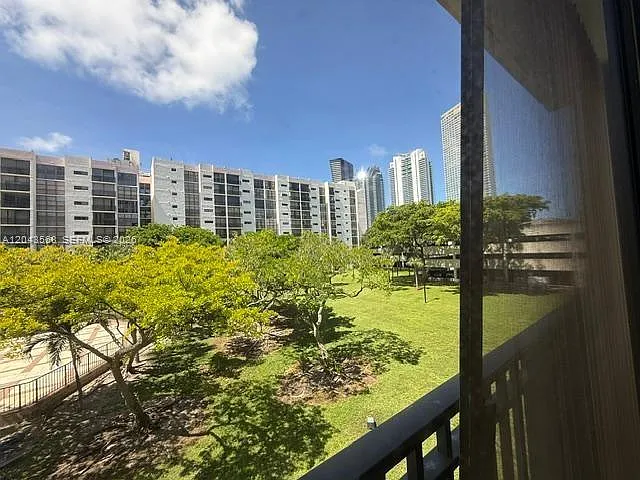 16919 N Bay Rd #307 — Photo 25