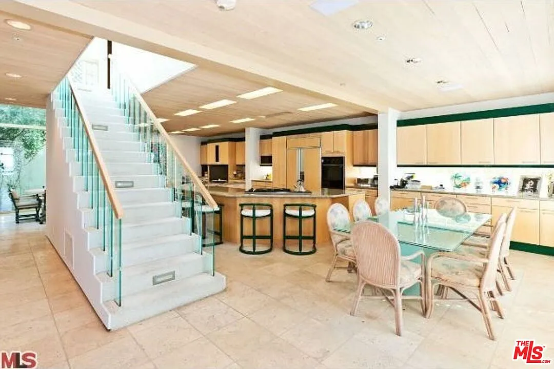 6 bed, 5.0 bath, 3716 sqft, $55,000 — Photo 3