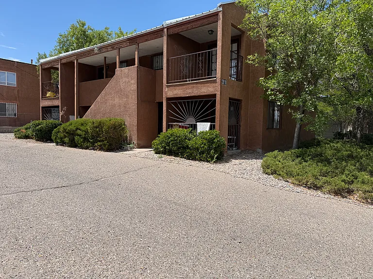 Quality 2 Bed / 1 Bath Apts - Close to I-25, UNM, and KAFB — Photo 57