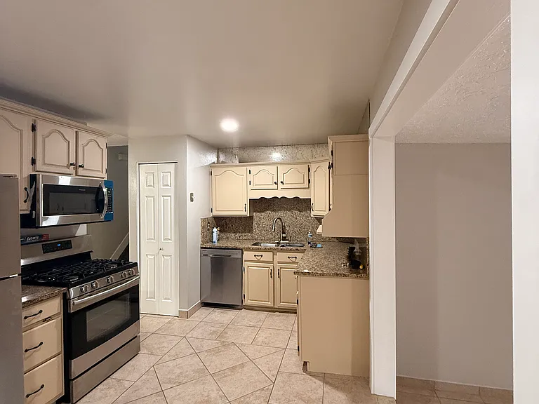 8371 Vine St — Photo 4