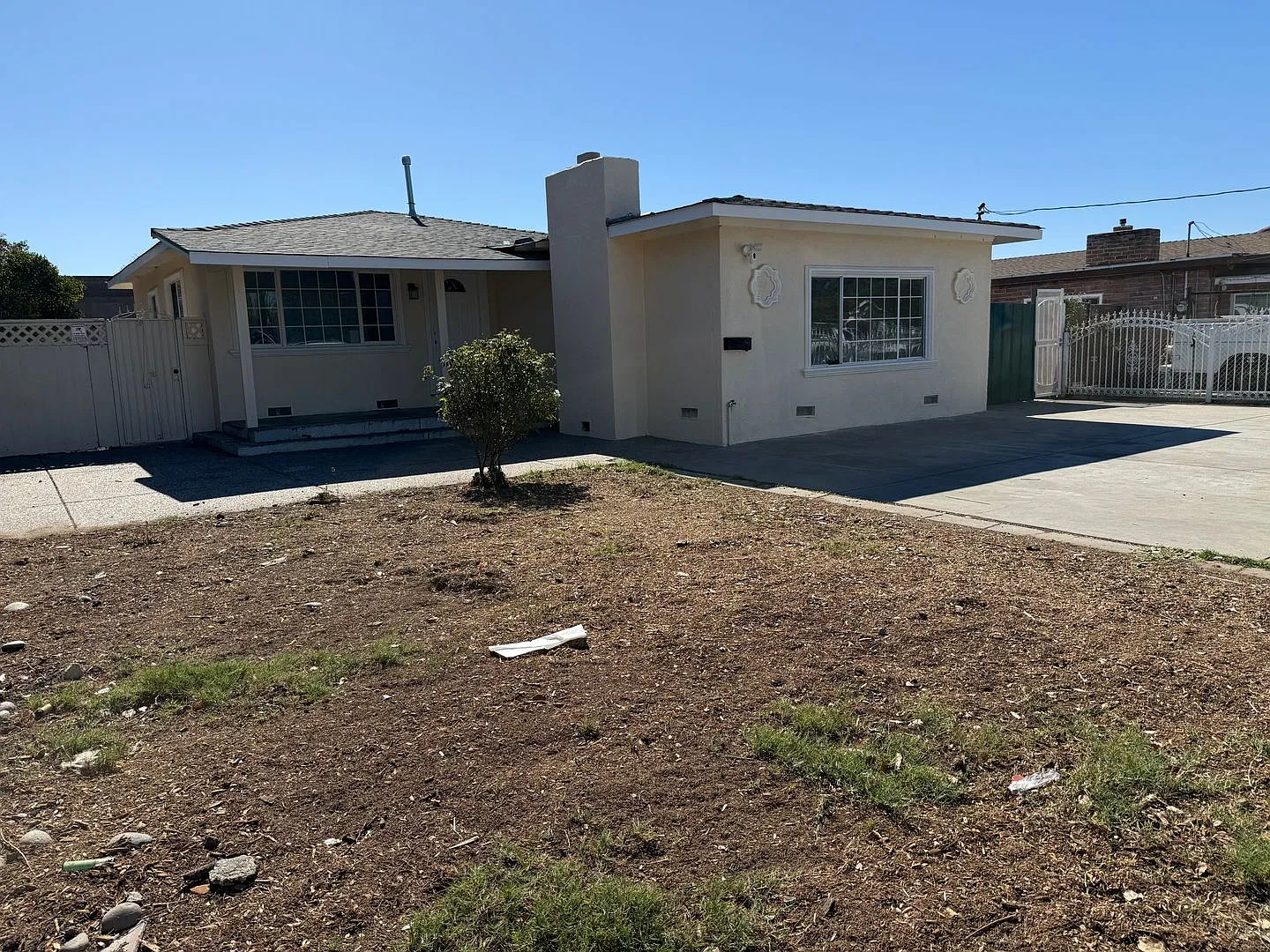 Good Neighborhood With Close Proximity To Everything /Freeway Access!! — Photo 1