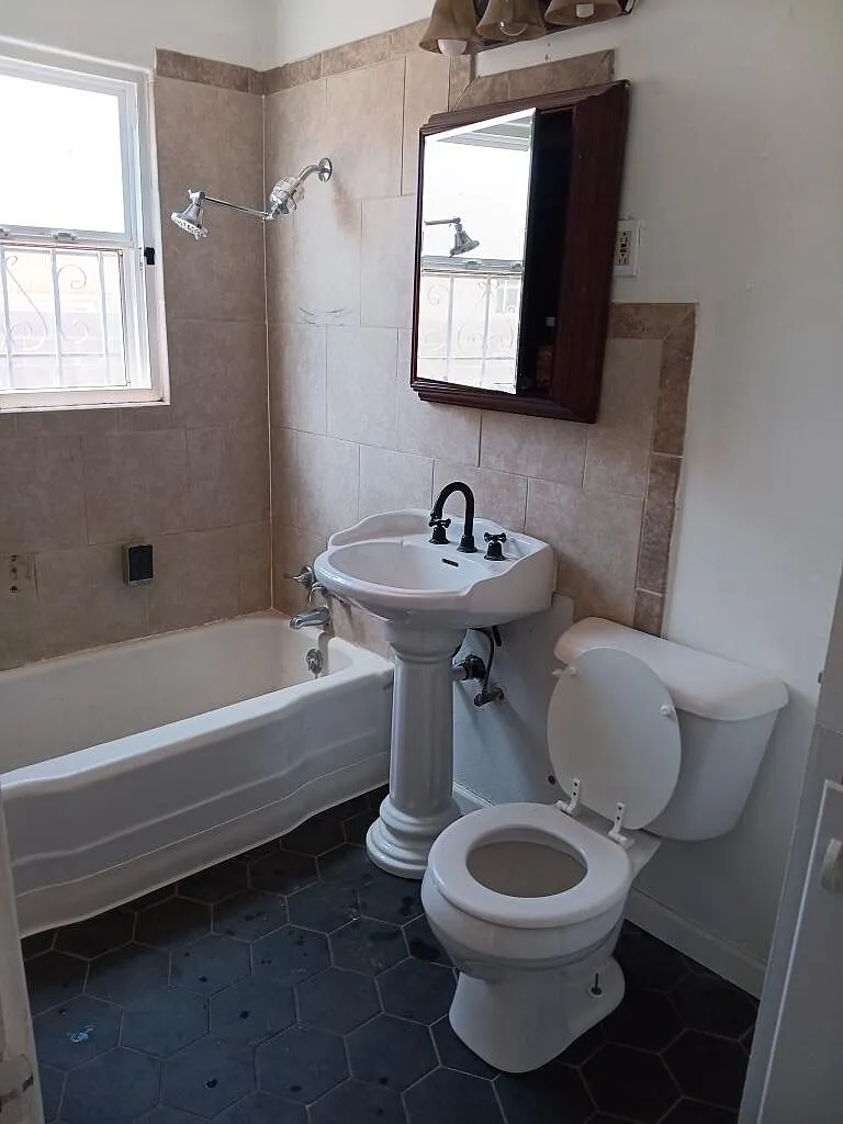 2 bed, 1.0 bath, 744 sqft, $1,200 — Photo 4
