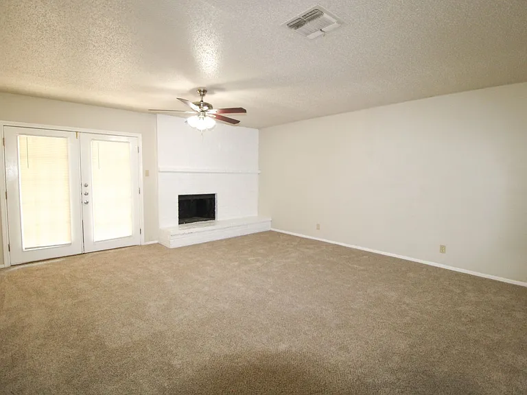 4724 Oakfield Way — Photo 2