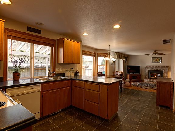 5th image of 11315 NW 8th Ct