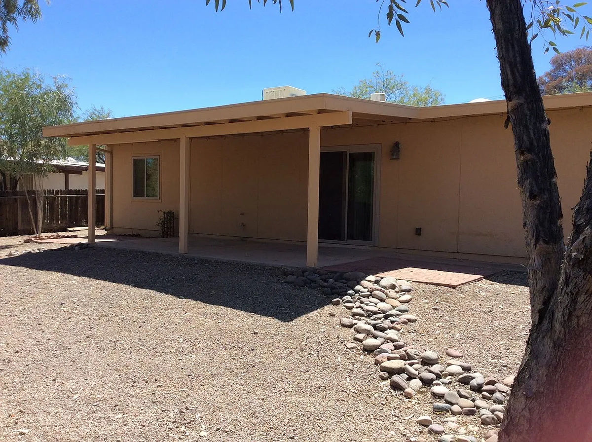 Building Photo - 1818 N Santa Rita Ave