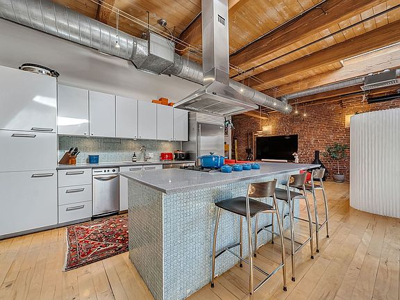 3rd image of 21 Wormwood St Unit 620