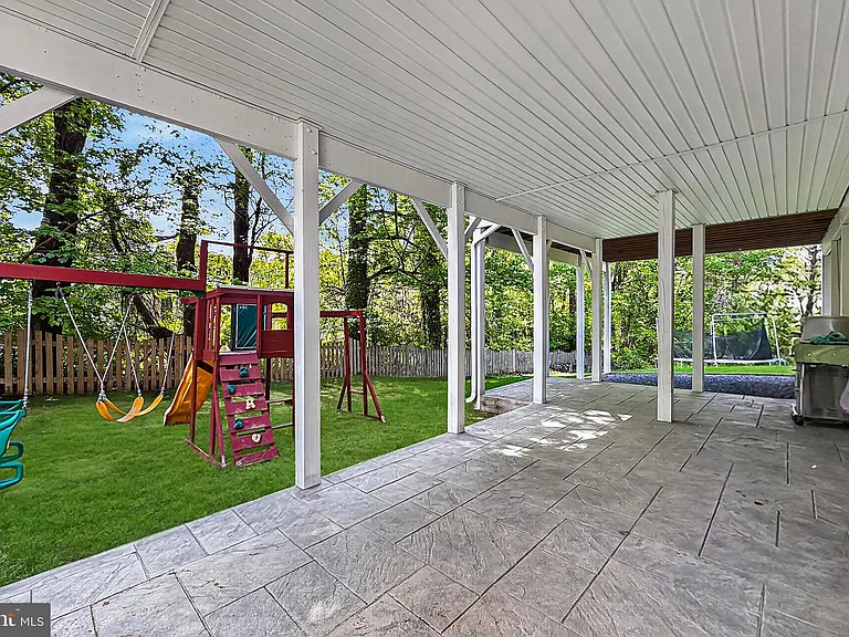 8901 Hargrove Ct — Photo 45