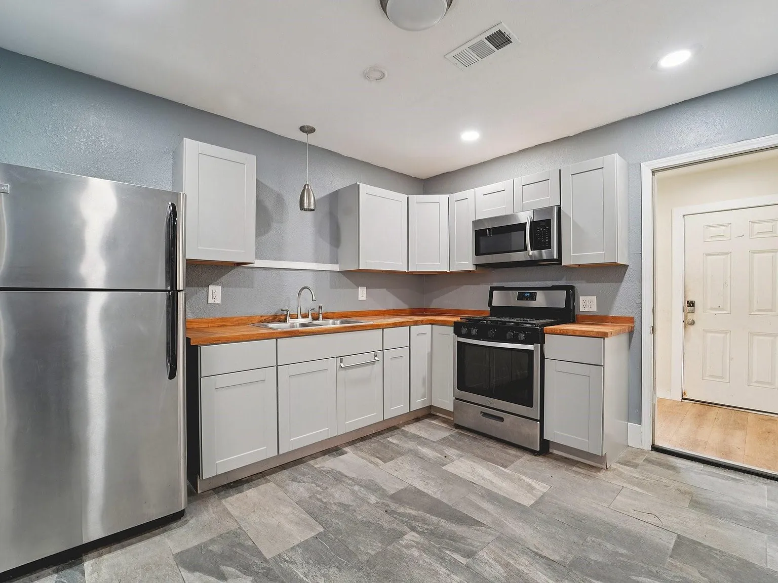 3 bed, 1.0 bath, 960 sqft, $1,600 — Photo 3