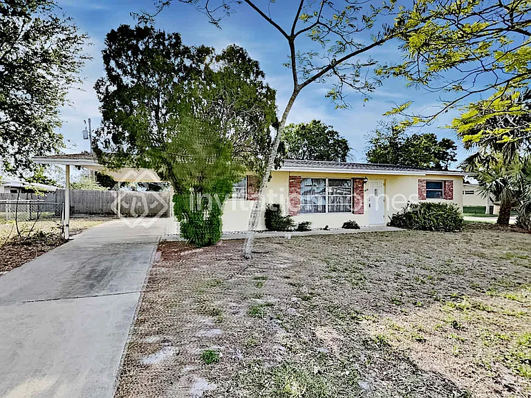 1806 Dodge Cir S — Photo 1