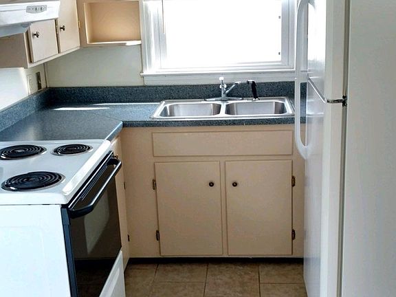 4th image of 1220 Garden Dr